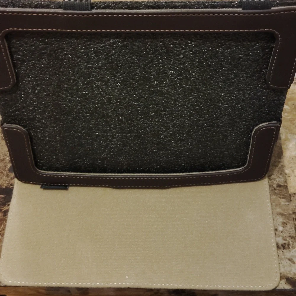 This is the Solo New York Premium Ascent Case for iPads.